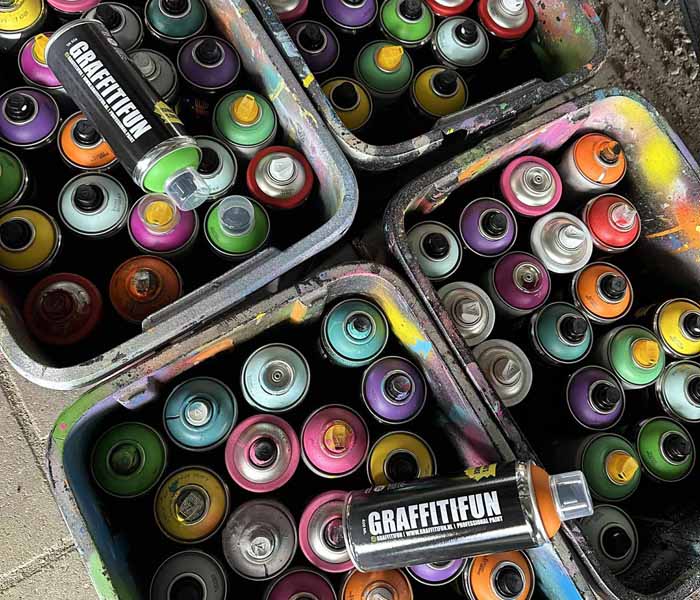 Graffiti spuiten tijdens een workshop of feestje met spuitbussen